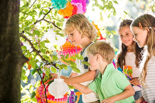 포토 JPG 주간 서양인 해외 공원 여자 남자 어린이 여러명 상반신 야외 파티 생일파티 생일 이벤트용품 파티용품 체코 어린이만 국내포토 자연요소 외국인 공공시설 기념일 유럽 다수 사람 이벤트 오브젝트 파일형식