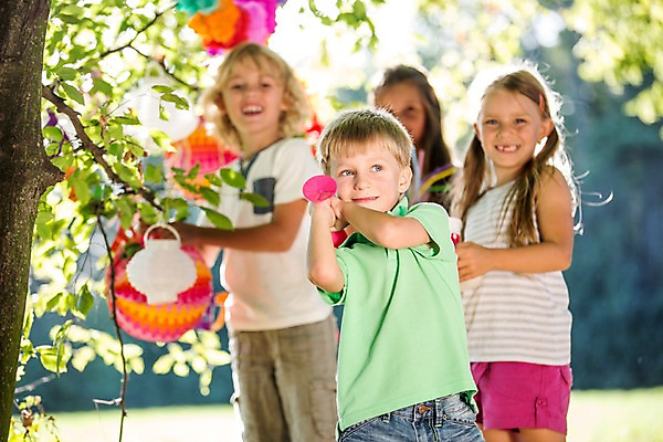 포토 JPG 주간 서양인 해외 공원 여자 남자 어린이 여러명 상반신 야외 아웃포커스 파티 생일파티 생일 이벤트용품 파티용품 체코 어린이만 국내포토 자연요소 외국인 공공시설 기념일 유럽 다수 촬영기법 사람 이벤트 오브젝트 파일형식