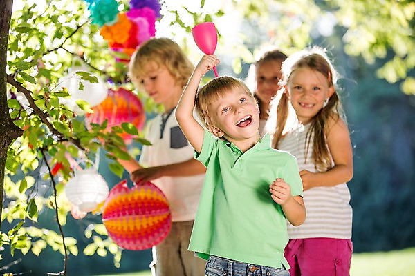 포토 JPG 주간 서양인 해외 공원 여자 남자 어린이 여러명 상반신 야외 아웃포커스 파티 생일파티 생일 이벤트용품 파티용품 체코 풍선 음료수컵 어린이만 국내포토 자연요소 외국인 공공시설 기념일 유럽 다수 촬영기법 사람 이벤트 컵 오브젝트 파일형식