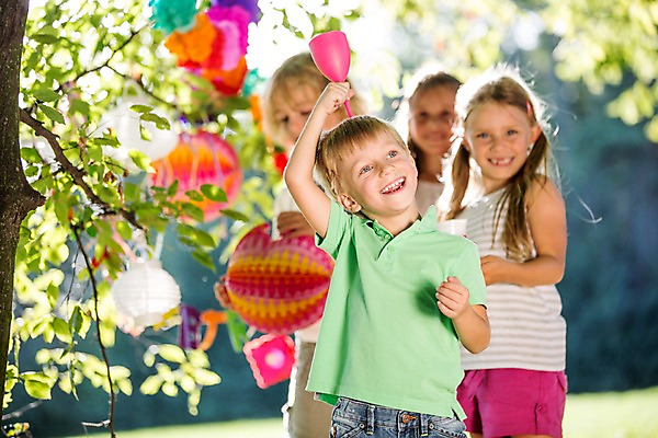 포토 JPG 주간 서양인 해외 공원 여자 남자 어린이 여러명 상반신 야외 아웃포커스 파티 생일파티 생일 이벤트용품 파티용품 체코 풍선 음료수컵 어린이만 국내포토 자연요소 외국인 공공시설 기념일 유럽 다수 촬영기법 사람 이벤트 컵 오브젝트 파일형식