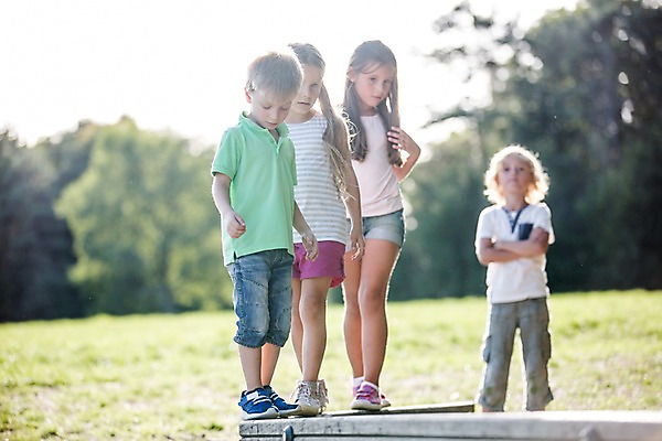 포토 JPG 주간 전신 서양인 해외 공원 여자 남자 어린이 놀이 여러명 야외 아웃포커스 운동 야외활동 균형 체코 도마체조 어린이만 국내포토 자연요소 외국인 공공시설 유럽 다수 촬영기법 건강 사람 체조 파일형식