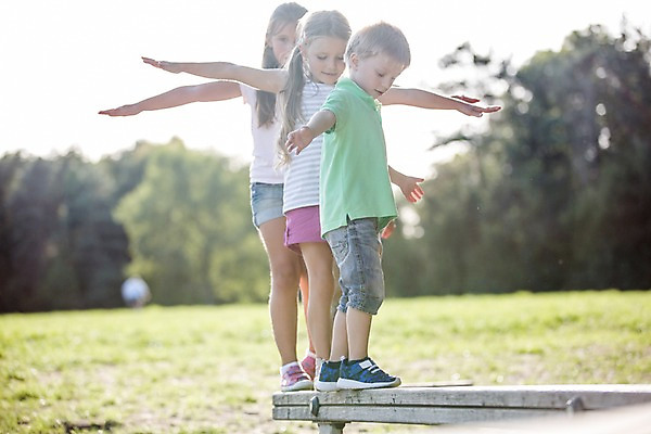포토 JPG 주간 전신 서양인 해외 공원 여자 남자 어린이 팔벌리기 야외 옆모습 아웃포커스 세명 야외활동 균형 체코 도마체조 어린이만 국내포토 자연요소 외국인 공공시설 유럽 뷰포인트 모션 촬영기법 사람 체조 파일형식