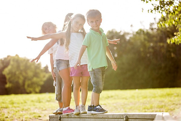 포토 JPG 주간 전신 서양인 해외 공원 여자 남자 어린이 놀이 팔벌리기 여러명 야외 아웃포커스 운동 야외활동 균형 체코 도마체조 어린이만 국내포토 자연요소 외국인 공공시설 유럽 다수 모션 촬영기법 건강 사람 체조 파일형식