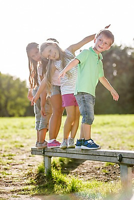 포토 JPG 주간 전신 서양인 해외 공원 여자 남자 어린이 놀이 여러명 야외 아웃포커스 운동 야외활동 균형 체코 도마체조 어린이만 국내포토 자연요소 외국인 공공시설 유럽 다수 촬영기법 건강 사람 체조 파일형식