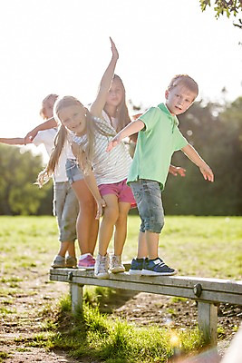 포토 JPG 주간 전신 서양인 해외 공원 여자 남자 어린이 놀이 여러명 야외 운동 야외활동 균형 체코 도마체조 어린이만 국내포토 자연요소 외국인 공공시설 유럽 다수 건강 사람 체조 파일형식