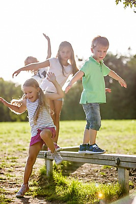 포토 JPG 주간 전신 서양인 해외 공원 여자 남자 어린이 놀이 여러명 야외 운동 야외활동 균형 체코 도마체조 어린이만 국내포토 자연요소 외국인 공공시설 유럽 다수 건강 사람 체조 파일형식