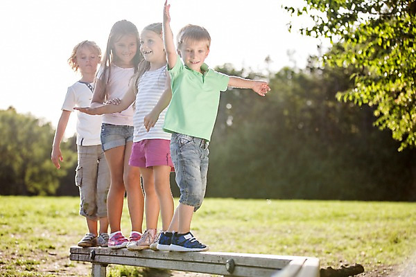 포토 JPG 주간 전신 서양인 해외 공원 여자 남자 어린이 놀이 여러명 야외 운동 야외활동 균형 체코 도마체조 어린이만 국내포토 자연요소 외국인 공공시설 유럽 다수 건강 사람 체조 파일형식
