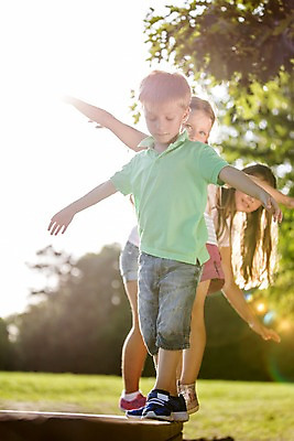 포토 JPG 주간 전신 서양인 해외 공원 여자 남자 어린이 놀이 팔벌리기 여러명 야외 운동 야외활동 균형 체코 도마체조 어린이만 국내포토 자연요소 외국인 공공시설 유럽 다수 모션 건강 사람 체조 파일형식