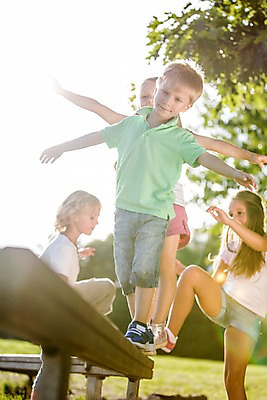 포토 JPG 주간 전신 서양인 해외 공원 여자 남자 어린이 놀이 팔벌리기 여러명 야외 운동 야외활동 균형 체코 도마체조 어린이만 국내포토 자연요소 외국인 공공시설 유럽 다수 모션 건강 사람 체조 파일형식