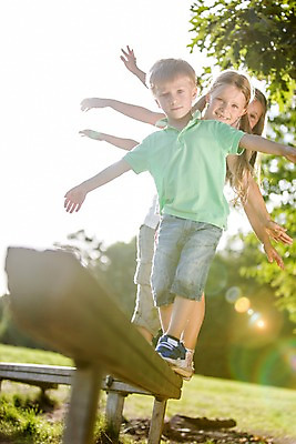 포토 JPG 주간 전신 서양인 해외 공원 여자 남자 어린이 팔벌리기 야외 앞모습 아웃포커스 세명 야외활동 균형 체코 도마체조 어린이만 국내포토 자연요소 외국인 공공시설 유럽 뷰포인트 모션 촬영기법 사람 체조 파일형식