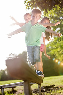 포토 JPG 주간 전신 서양인 해외 공원 여자 남자 어린이 팔벌리기 야외 앞모습 아웃포커스 세명 야외활동 균형 체코 도마체조 어린이만 국내포토 자연요소 외국인 공공시설 유럽 뷰포인트 모션 촬영기법 사람 체조 파일형식