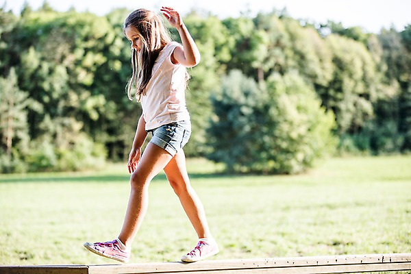 포토 JPG 주간 전신 서양인 해외 공원 여자 어린이 한명 야외 옆모습 아웃포커스 야외활동 균형 체코 도마체조 어린이만 소녀만 소녀한명만 국내포토 자연요소 외국인 1 공공시설 유럽 뷰포인트 촬영기법 사람 체조 여자만 여자한명만 파일형식