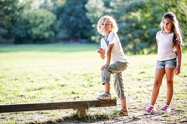 포토 JPG 주간 전신 서양인 해외 공원 여자 남자 어린이 야외 두명 야외활동 균형 체코 도마체조 어린이만 국내포토 자연요소 외국인 공공시설 유럽 사람 체조 파일형식