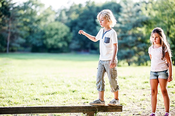 포토 JPG 주간 전신 서양인 해외 공원 여자 남자 어린이 야외 두명 야외활동 균형 체코 도마체조 어린이만 국내포토 자연요소 외국인 공공시설 유럽 사람 체조 파일형식