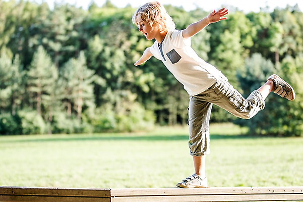 포토 JPG 주간 전신 서양인 해외 공원 남자 어린이 팔벌리기 한명 야외 야외활동 균형 체코 도마체조 어린이만 소년만 소년한명만 국내포토 자연요소 외국인 1 공공시설 유럽 모션 사람 체조 남자만 남자한명만 파일형식