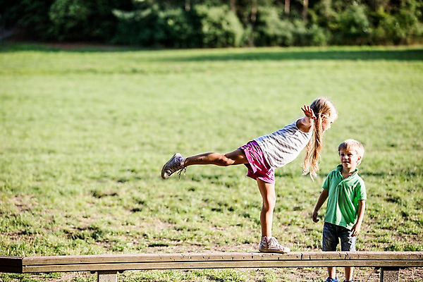 포토 JPG 주간 전신 서양인 해외 공원 여자 남자 어린이 팔벌리기 야외 두명 야외활동 균형 체코 도마체조 어린이만 국내포토 자연요소 외국인 공공시설 유럽 모션 사람 체조 파일형식