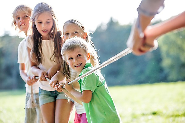 포토 JPG 주간 서양인 해외 공원 여자 남자 어린이 줄 놀이 협력 여러명 야외 운동 야외활동 즐거움 줄다리기 체코 어린이만 국내포토 자연요소 외국인 공공시설 감정 유럽 다수 건강 사람 파일형식