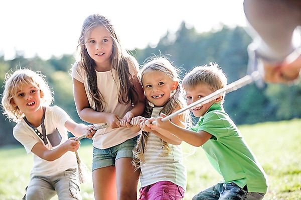 포토 JPG 주간 서양인 해외 공원 여자 남자 어린이 줄 놀이 협력 여러명 야외 운동 야외활동 즐거움 줄다리기 체코 어린이만 국내포토 자연요소 외국인 공공시설 감정 유럽 다수 건강 사람 파일형식