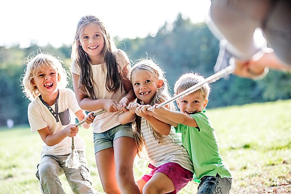 포토 JPG 주간 서양인 해외 공원 여자 남자 어린이 줄 놀이 협력 여러명 야외 운동 야외활동 즐거움 줄다리기 체코 어린이만 국내포토 자연요소 외국인 공공시설 감정 유럽 다수 건강 사람 파일형식