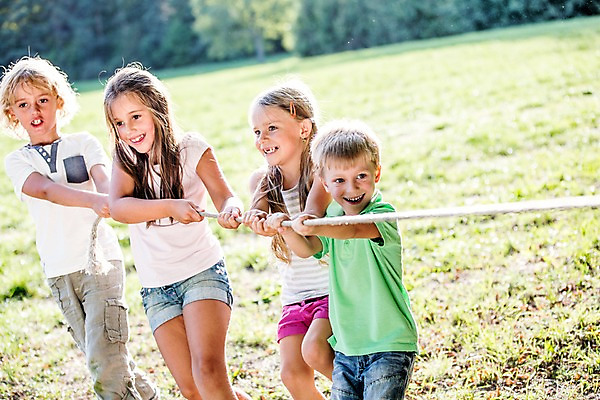 포토 JPG 주간 서양인 해외 공원 여자 남자 어린이 줄 놀이 협력 여러명 야외 운동 야외활동 즐거움 줄다리기 체코 어린이만 국내포토 자연요소 외국인 공공시설 감정 유럽 다수 건강 사람 파일형식