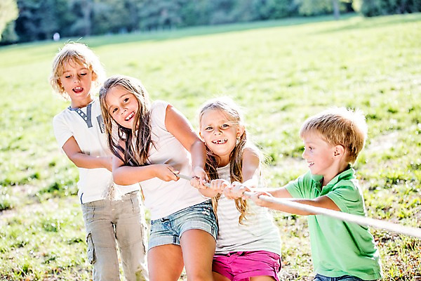 포토 JPG 주간 서양인 해외 공원 여자 남자 어린이 줄 놀이 협력 여러명 야외 운동 야외활동 즐거움 줄다리기 체코 어린이만 국내포토 자연요소 외국인 공공시설 감정 유럽 다수 건강 사람 파일형식