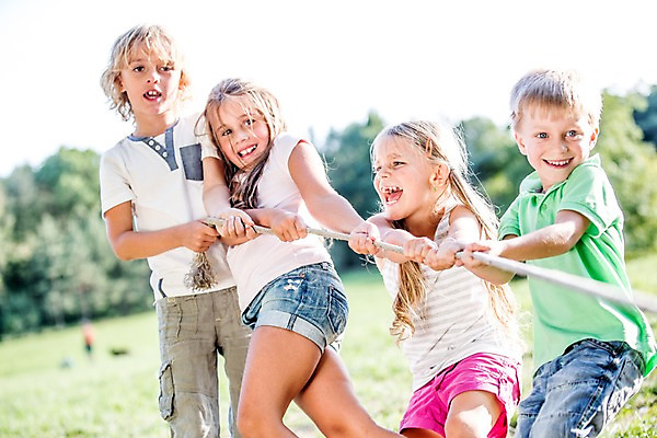 포토 JPG 주간 서양인 해외 공원 여자 남자 어린이 줄 놀이 협력 여러명 야외 운동 야외활동 즐거움 줄다리기 체코 어린이만 국내포토 자연요소 외국인 공공시설 감정 유럽 다수 건강 사람 파일형식