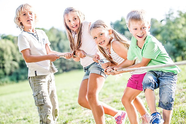 포토 JPG 주간 서양인 해외 공원 여자 남자 어린이 줄 놀이 협력 여러명 야외 운동 야외활동 즐거움 줄다리기 체코 어린이만 국내포토 자연요소 외국인 공공시설 감정 유럽 다수 건강 사람 파일형식