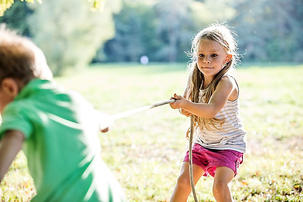 포토 JPG 주간 서양인 해외 공원 여자 남자 어린이 줄 야외 두명 야외활동 경쟁 라이벌 줄다리기 체코 어린이만 국내포토 자연요소 외국인 공공시설 유럽 컨셉 놀이 사람 파일형식