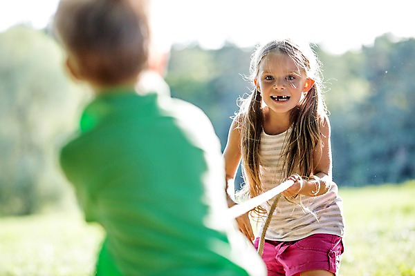 포토 JPG 주간 서양인 해외 공원 여자 남자 어린이 줄 야외 두명 야외활동 경쟁 라이벌 줄다리기 체코 어린이만 국내포토 자연요소 외국인 공공시설 유럽 컨셉 놀이 사람 파일형식