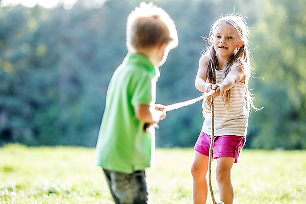 포토 JPG 주간 서양인 해외 공원 여자 남자 어린이 줄 야외 두명 야외활동 경쟁 라이벌 줄다리기 체코 어린이만 국내포토 자연요소 외국인 공공시설 유럽 컨셉 놀이 사람 파일형식