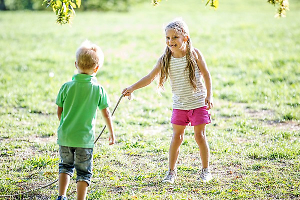 포토 JPG 주간 전신 서양인 해외 공원 여자 남자 어린이 줄 야외 두명 야외활동 체코 어린이만 국내포토 자연요소 외국인 공공시설 유럽 사람 파일형식