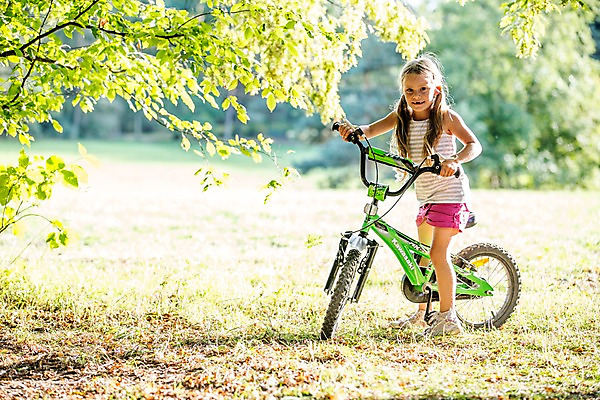 포토 JPG 주간 전신 서양인 해외 공원 여자 어린이 한명 야외 옆모습 자전거 체코 어린이만 소녀만 소녀한명만 국내포토 자연요소 외국인 1 공공시설 유럽 뷰포인트 사람 바이크 여자만 여자한명만 파일형식
