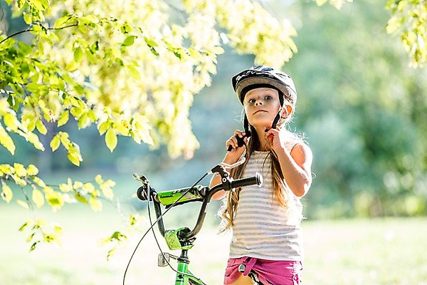 포토 JPG 주간 서양인 해외 공원 여자 어린이 한명 상반신 야외 앞모습 자전거 헬멧 체코 소녀한명만 국내포토 자연요소 외국인 1 공공시설 유럽 뷰포인트 사람 바이크 보호장비 여자한명만 소녀만 파일형식