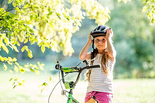 포토 JPG 주간 서양인 해외 공원 여자 어린이 한명 상반신 야외 자전거 만지기 헬멧 체코 어린이만 소녀한명만 국내포토 자연요소 외국인 1 공공시설 유럽 모션 사람 바이크 보호장비 여자한명만 소녀만 파일형식