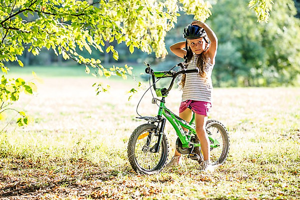 포토 JPG 주간 전신 서양인 해외 공원 여자 어린이 한명 야외 옆모습 자전거 헬멧 체코 어린이만 소녀한명만 국내포토 자연요소 외국인 1 공공시설 유럽 뷰포인트 사람 바이크 보호장비 여자한명만 소녀만 파일형식