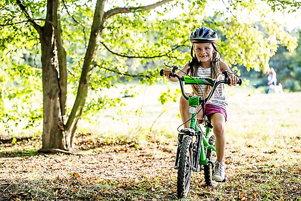 포토 JPG 주간 전신 서양인 해외 공원 여자 어린이 한명 야외 앞모습 자전거 헬멧 체코 어린이만 소녀한명만 국내포토 자연요소 외국인 1 공공시설 유럽 뷰포인트 사람 바이크 보호장비 여자한명만 소녀만 파일형식