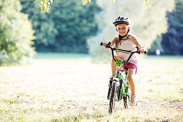 포토 JPG 주간 전신 서양인 해외 공원 여자 어린이 한명 야외 앞모습 자전거 헬멧 체코 소녀한명만 국내포토 자연요소 외국인 1 공공시설 유럽 뷰포인트 사람 바이크 보호장비 여자한명만 소녀만 파일형식