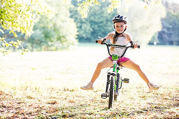 포토 JPG 주간 전신 서양인 해외 공원 여자 어린이 한명 야외 앞모습 자전거 헬멧 체코 소녀한명만 국내포토 자연요소 외국인 1 공공시설 유럽 뷰포인트 사람 바이크 보호장비 여자한명만 소녀만 파일형식