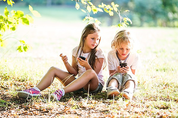 포토 JPG 주간 전신 서양인 해외 공원 여자 남자 어린이 들기 앉기 야외 두명 아웃포커스 스마트폰 체코 어린이만 국내포토 자연요소 외국인 공공시설 유럽 모션 촬영기법 사람 핸드폰 스마트기기 파일형식