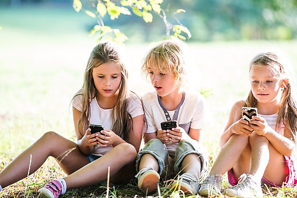 포토 JPG 주간 전신 서양인 해외 공원 여자 남자 어린이 모바일 들기 앉기 야외 세명 스마트폰 웹서핑 체코 모바일게임 어린이만 국내포토 자연요소 외국인 공공시설 유럽 모션 사람 핸드폰 스마트기기 게임 파일형식