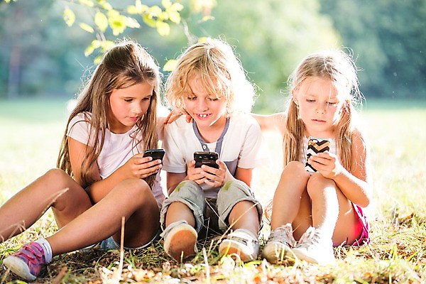 포토 JPG 주간 전신 서양인 해외 공원 여자 남자 어린이 모바일 들기 앉기 야외 세명 스마트폰 웹서핑 체코 모바일게임 어린이만 국내포토 자연요소 외국인 공공시설 유럽 모션 사람 핸드폰 스마트기기 게임 파일형식