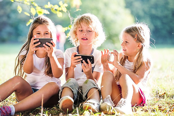 포토 JPG 주간 전신 서양인 해외 공원 여자 남자 어린이 모바일 들기 앉기 야외 세명 스마트폰 웹서핑 체코 모바일게임 어린이만 국내포토 자연요소 외국인 공공시설 유럽 모션 사람 핸드폰 스마트기기 게임 파일형식