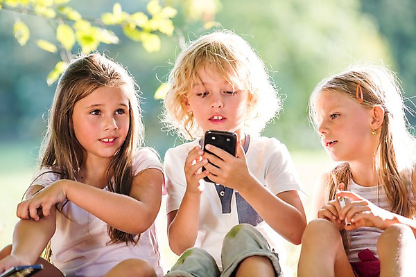 포토 JPG 주간 서양인 해외 공원 여자 남자 어린이 모바일 들기 앉기 상반신 야외 세명 스마트폰 웹서핑 체코 모바일게임 어린이만 국내포토 자연요소 외국인 공공시설 유럽 모션 사람 핸드폰 스마트기기 게임 파일형식