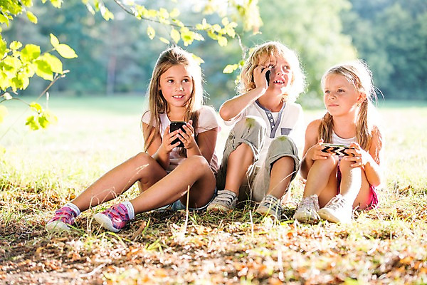 포토 JPG 주간 전신 서양인 해외 공원 여자 남자 어린이 모바일 들기 앉기 야외 세명 스마트폰 웹서핑 체코 모바일게임 어린이만 국내포토 자연요소 외국인 공공시설 유럽 모션 사람 핸드폰 스마트기기 게임 파일형식