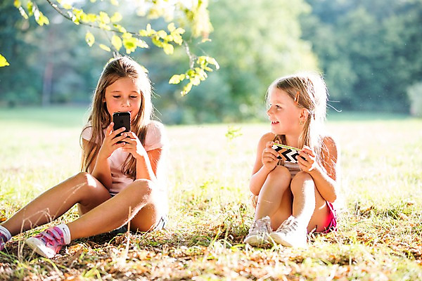 포토 JPG 주간 전신 서양인 해외 공원 여자 어린이 앉기 야외 두명 스마트폰 체코 어린이만 소녀만 국내포토 자연요소 외국인 공공시설 유럽 모션 사람 핸드폰 스마트기기 여자만 파일형식