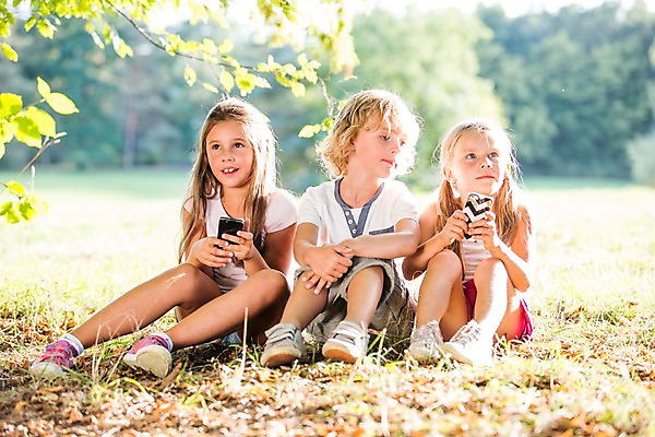 포토 JPG 주간 전신 서양인 해외 공원 여자 남자 어린이 모바일 들기 앉기 야외 세명 스마트폰 웹서핑 체코 모바일게임 어린이만 국내포토 자연요소 외국인 공공시설 유럽 모션 사람 핸드폰 스마트기기 게임 파일형식
