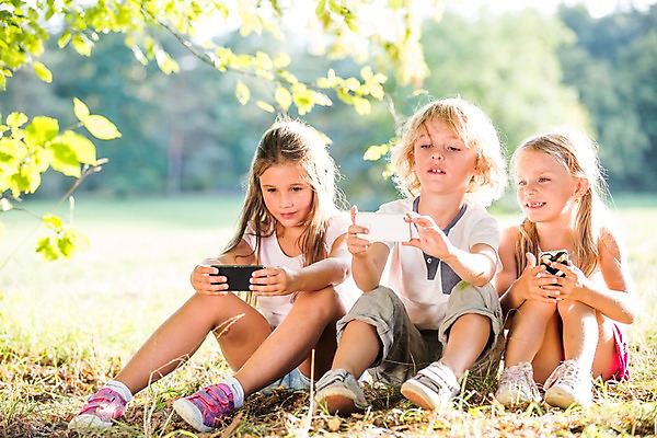 포토 JPG 주간 전신 서양인 해외 공원 여자 남자 어린이 모바일 들기 앉기 야외 세명 스마트폰 웹서핑 체코 모바일게임 어린이만 국내포토 자연요소 외국인 공공시설 유럽 모션 사람 핸드폰 스마트기기 게임 파일형식