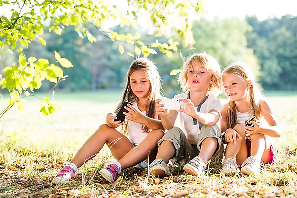 포토 JPG 주간 전신 서양인 해외 공원 여자 남자 어린이 모바일 들기 앉기 야외 세명 스마트폰 웹서핑 체코 모바일게임 어린이만 국내포토 자연요소 외국인 공공시설 유럽 모션 사람 핸드폰 스마트기기 게임 파일형식