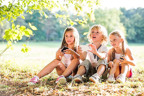 포토 JPG 주간 전신 서양인 해외 공원 여자 남자 어린이 모바일 들기 앉기 야외 세명 스마트폰 웹서핑 체코 모바일게임 어린이만 국내포토 자연요소 외국인 공공시설 유럽 모션 사람 핸드폰 스마트기기 게임 파일형식
