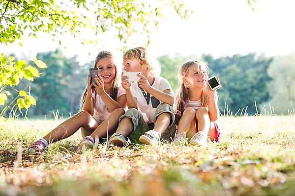 포토 JPG 주간 전신 서양인 해외 공원 여자 남자 어린이 모바일 들기 앉기 야외 세명 스마트폰 웹서핑 체코 모바일게임 어린이만 국내포토 자연요소 외국인 공공시설 유럽 모션 사람 핸드폰 스마트기기 게임 파일형식